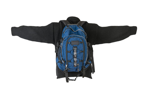 背包里穿着一件针织毛衣孤立在白色背景下。图片下载