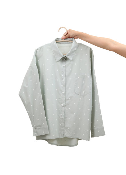 女人手拿淡色棉布衬衫孤立在白色背景图片下载