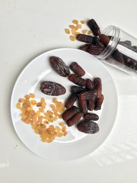 白底上的枣和葡萄干图片下载