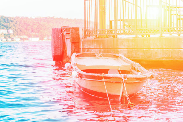 泊在阳光下的小船，色调图片下载