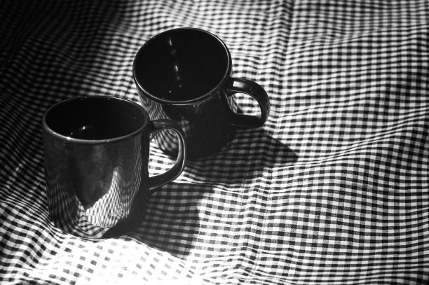 黑白条纹织物上的两个杯子图片下载
