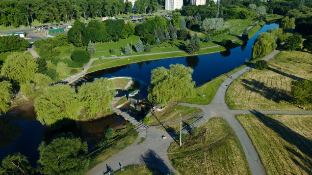 城市水系统。河流在城市中流动。有喷泉和瀑布。航空摄影。图片下载