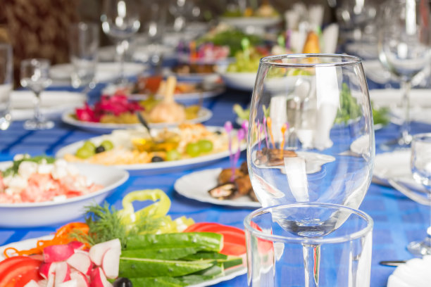 为庆祝宴会而摆上食物和饮料的餐桌。图片下载