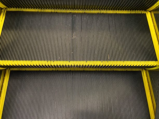 商场里自动扶梯的楼层是平坦的。图片下载