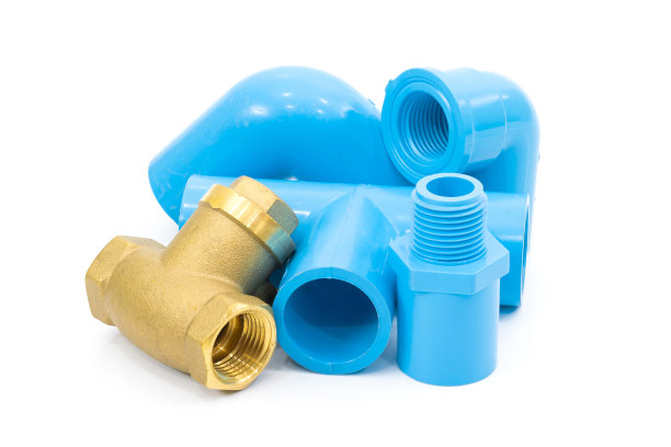 水管在白色背景上连接PVC水管。图片下载