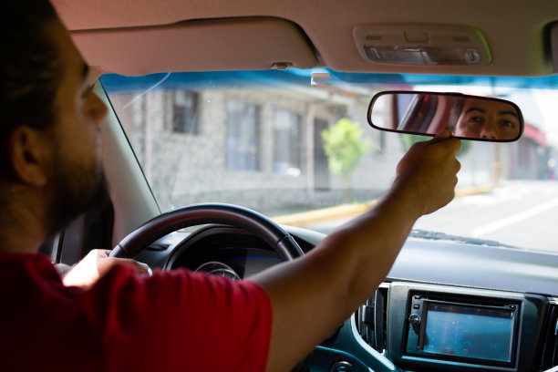 一个人在车里调整后视镜图片下载