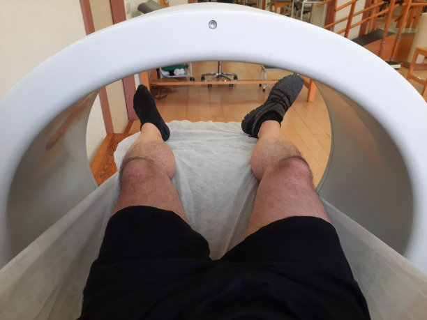 磁疗康复会议的膝盖和脚踝扭伤恢复图片下载