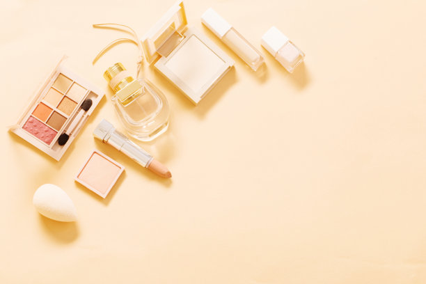 粉彩背景上带有香水的装饰性化妆品图片下载