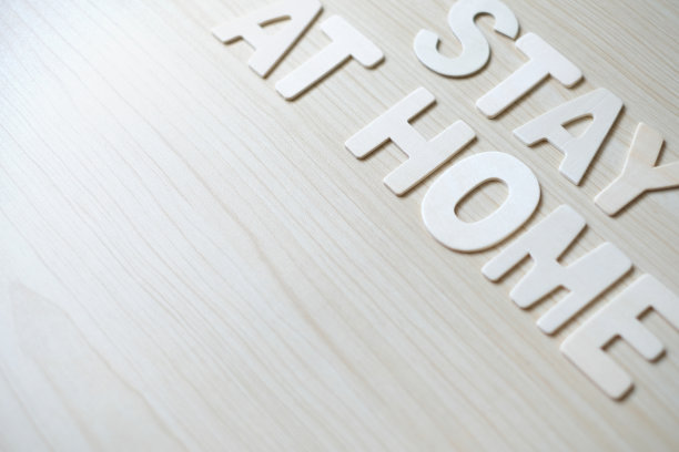 “呆在家里”这个词，木头桌子上的木头字母。特写镜头图片下载