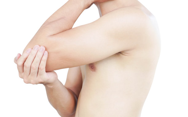 特写男子手扶肘与疼痛在白色背景，保健和医疗概念图片下载