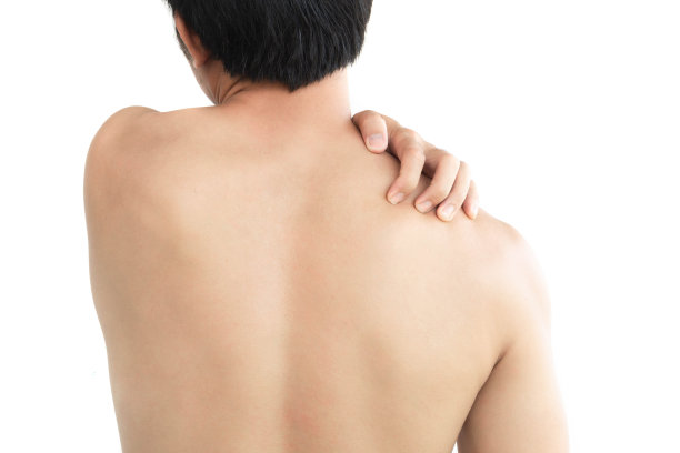 特写男子手握肩与疼痛在白色的背景，保健和医疗概念图片下载