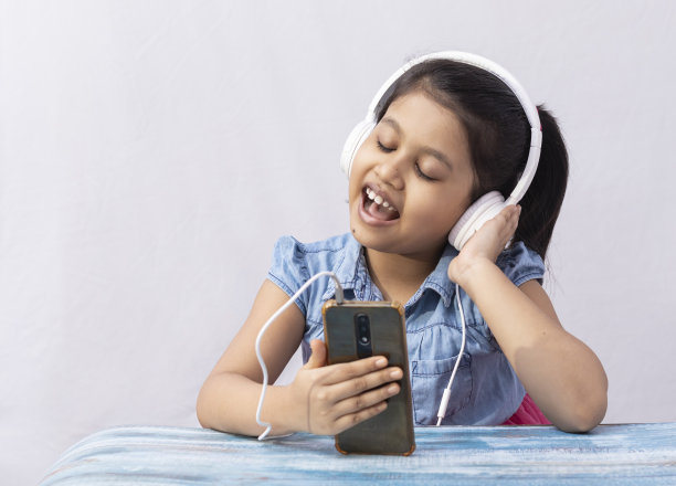 听音乐的孩子图片下载