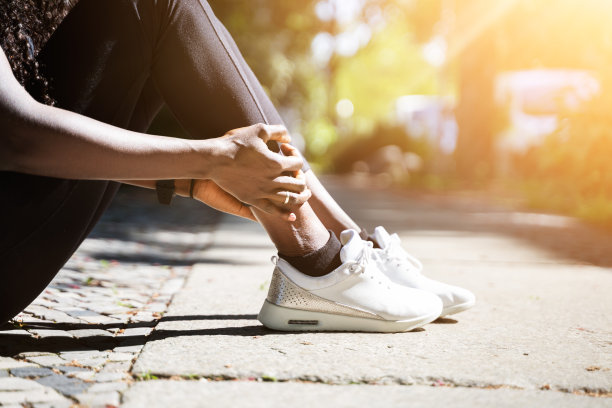 有疼痛的女性慢跑者图片下载