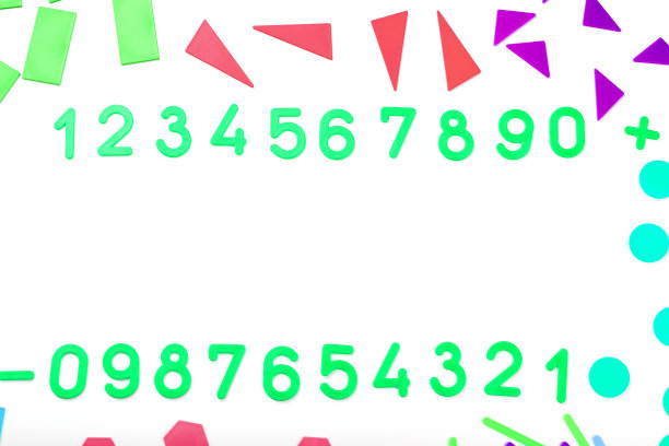 白色背景上的彩色塑料数字和数字。儿童教育游戏。数学和计算能力。图片下载