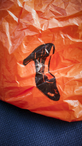 鞋跟印在橙色塑料袋图片下载