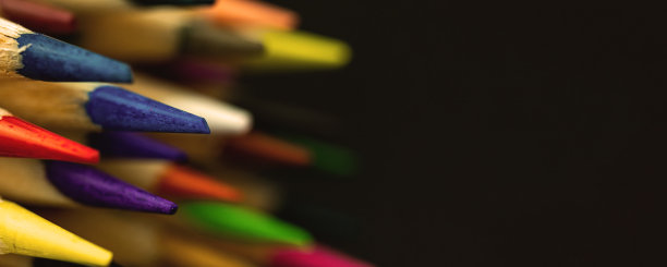 尖尖的彩色铅笔，旗帜照片与黑色背景和复制空间，特写图片下载