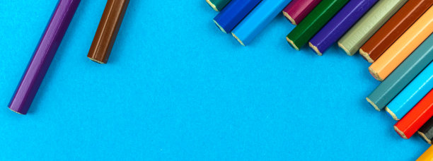 横幅彩色学校铅笔在明亮的蜡笔桌子背景，复制空间，俯视图照片图片下载