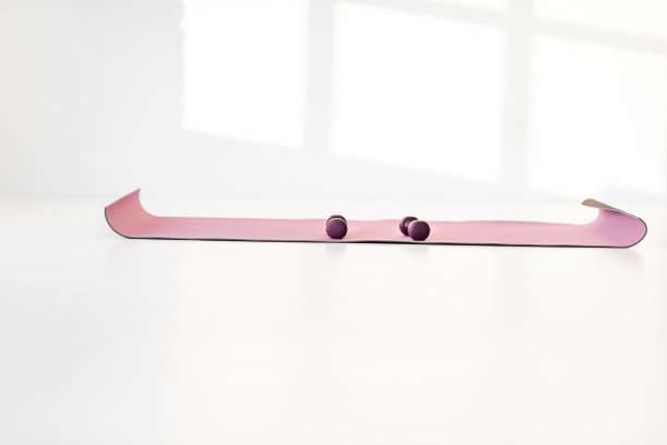 白色房间的健身垫和哑铃图片下载