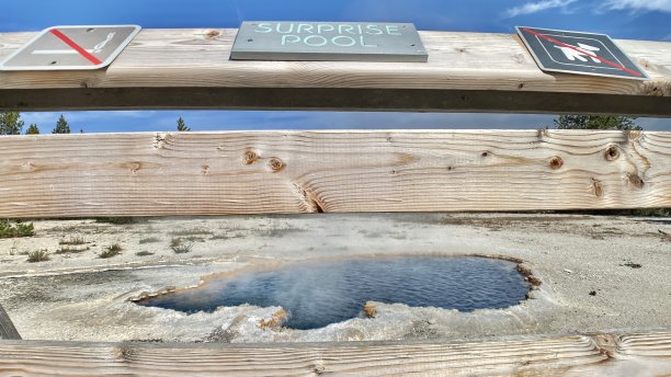 黄石国家公园多彩的惊喜池全角一览图片下载