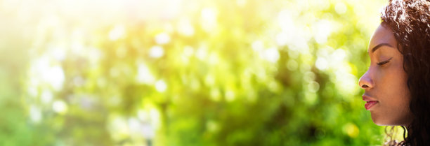 呼吸清新空气的女人图片下载