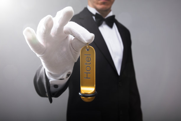 接待员拿着酒店门钥匙图片下载