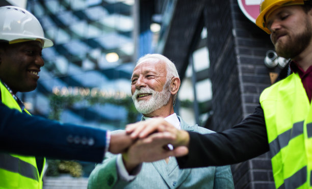 不同的商人团队双手抱成一团。图片下载