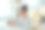 美丽的年轻女子在智能休闲装工作与数字平板电脑和微笑图片下载