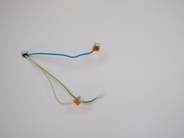 从墙上伸出来连接灯的电线。图片下载