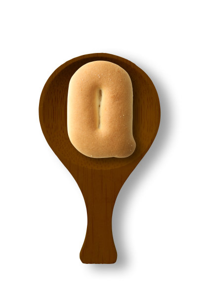 孤立的拍摄的大写字母饼干Q汤匙，在白色的背景图片下载