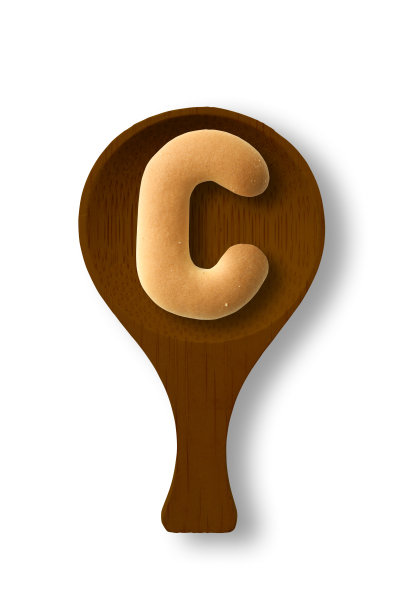 大写字母饼干C的孤立镜头，在木勺上，在白色背景上图片下载