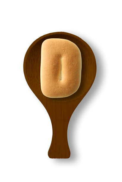 大写字母饼干D在木勺上的孤立镜头，在白色背景上图片下载