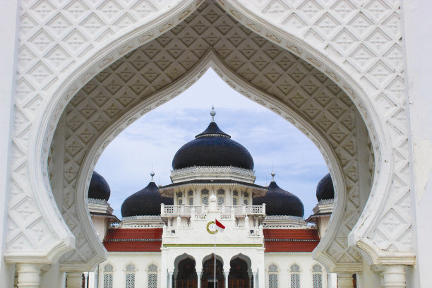在亚齐的拜图拉赫曼大清真寺的前面图片下载
