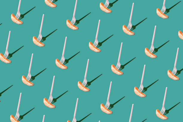 极简的夏季氛围图案理念与孤立的新鲜生柚子片和叉子在青色背景。唯美的热带水果概念，创意的几何排列。图片下载