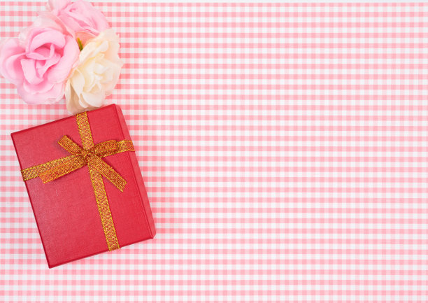 礼品盒与红色孤立在格子背景。母亲节或妇女节的节日装饰。图片下载