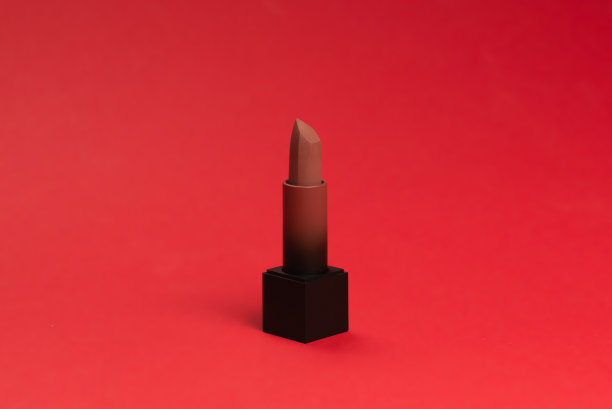 红色底色上的红色唇膏。化妆。图片下载