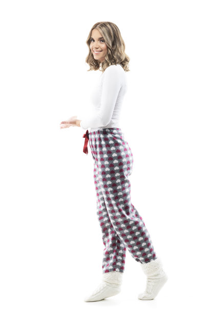 漂亮的年轻女子在睡衣邀请和欢迎手势在家里的入口。图片下载