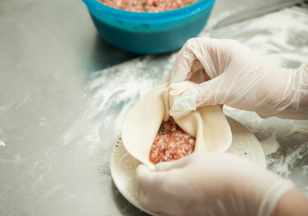 库克制作格鲁吉亚食物khinkali。图片下载