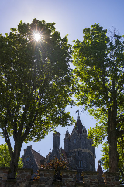 博尔特城堡，一个主要的地标和旅游景点，位于纽约的千岛地区的心脏岛在圣劳伦斯河，这是在日出。图片下载