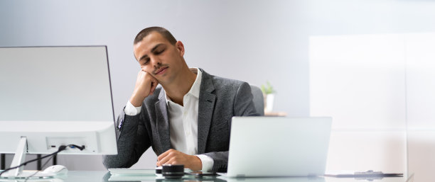 无聊的老板在睡觉图片下载