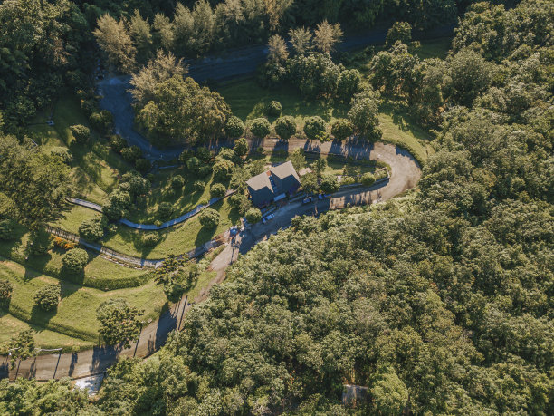 清晨无人机视角平房曲径田园风光图片下载