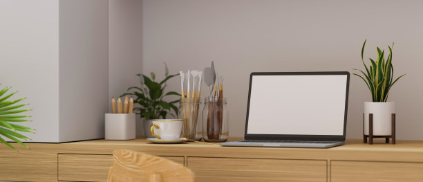 笔记本电脑与模型屏幕在木桌与油漆工具和装饰图片下载