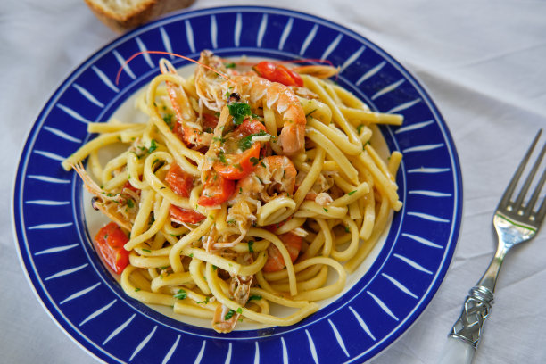 Scialatielli意大利面，虾和西红柿图片下载
