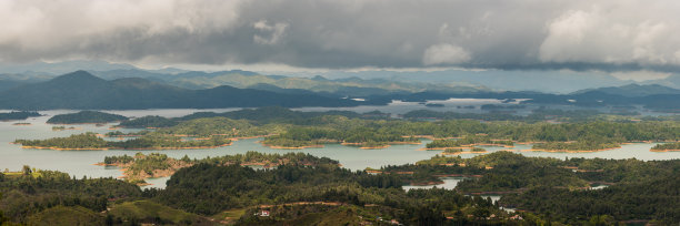 在El Penon de Guatape的顶部，可以看到美丽的陆地、水和地形。全景图片下载