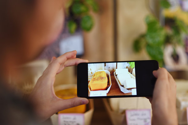 女性为自己的业务创造内容，以满足社交网络的需求。图片下载