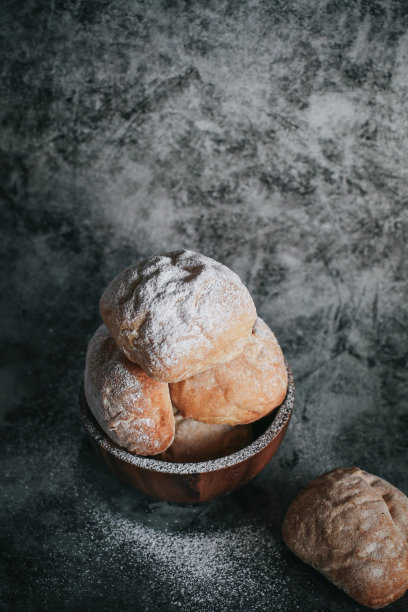 在一个质朴的木制背景上自制的酸面包。传统发酵面包烘焙方法的概念。健康食品。图片下载