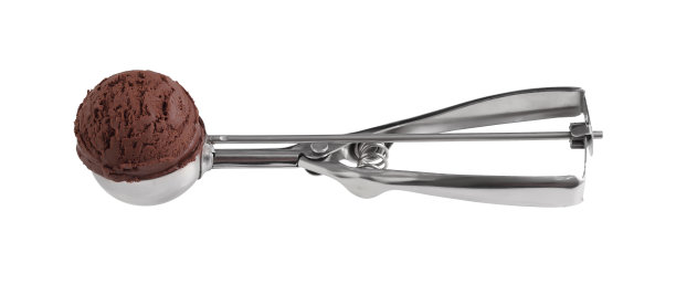 巧克力冰淇淋勺勺孤立在白色背景图片下载