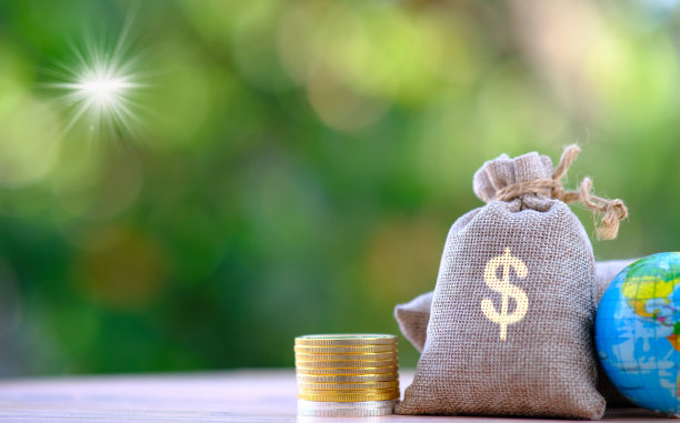 桌上硬币的背景和存钱概念，业务增长策略的货币概念，金融和银行广告硬币图片下载