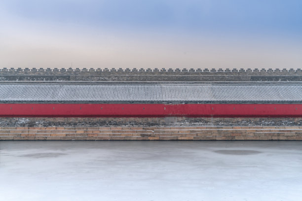 紫禁城的红墙被雪覆盖。故宫，红墙，紫禁城，北京，中国。雪景在紫禁城，中国北京。图片下载