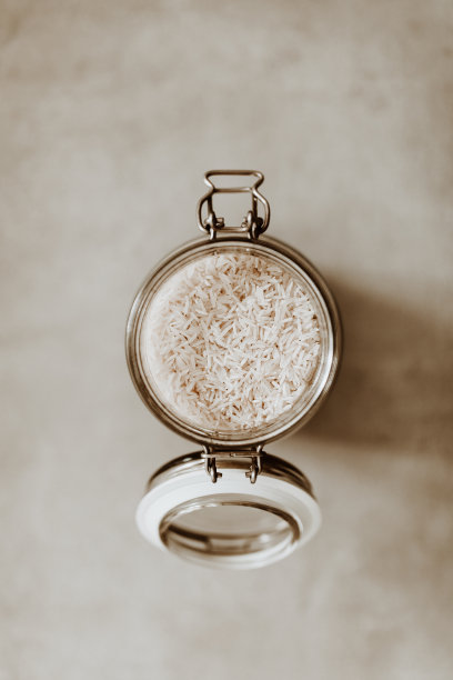 顶视图特写的一个开放的玻璃罐容器满生米在灰色的背景图片下载