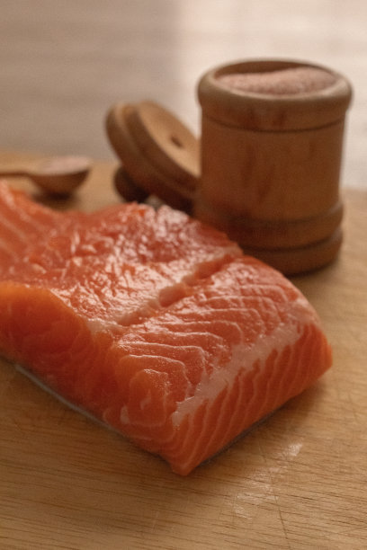 三文鱼片和喜马拉雅粉盐的特写照片。图片下载